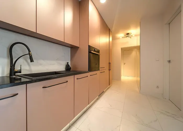 Zyndrama Centre Deluxe By Bookinghost *